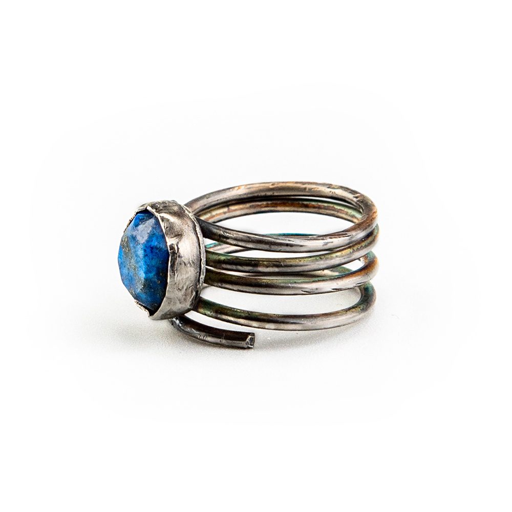 Srebrni prsten s lapis lazuli kristalom