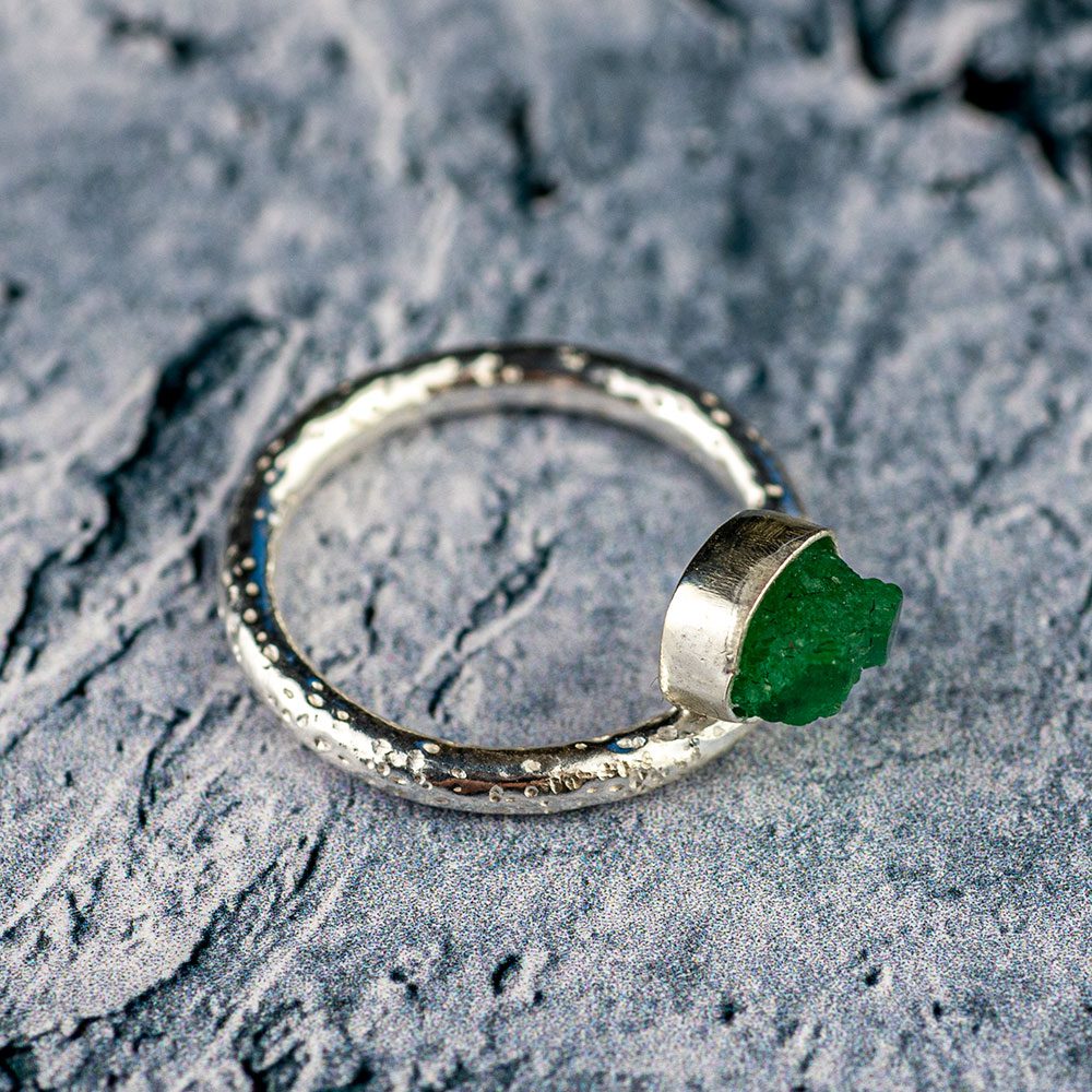 zaručnički prsten sa sirovim smaragdom